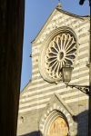 La facciata e il grande rosone della Basilica dei Fieschi, a San Salvatore di COdogno, nei pressi di Lavagna (Liguria)
