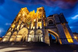 La facciata ovest della cattedrale di Santo Stefano by night a Bourges, Francia. Qui nel 1423 venne battezzato Luigi



