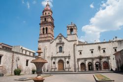 La facciata principale della chiesa di Sant'Agostino a Morelia, Messico. L'edificio è costruito in mattoni. 
