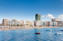 La famosa Playa de Las Canteras, la principale spiaggia di Las Palmas de Gran Canaria (isole Canarie, Spagna) - © ATGImages / Shutterstock.com