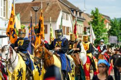 La Festa dei Bastioni di Chatenois, Alsazia, Francia: personaggi a cavallo e in costume per il festival ospitato nel vecchio castello - © bonzodog / Shutterstock.com