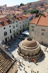 La Fontana di Onofrio nel centro di Dubrovnik vista dall'alto, Croazia. E' stata costruita nel 1438 dal napoletano Onofrio Giordano che portò così in città l'acqua ...