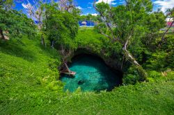 La fossa oceanica To Sua a Upolu, Samoa, Pacifico del Sud. Incastonata nella foresta, questa buca in pietra calcarea racchiude una piscina naturale raggiungibile solo con una scaletta lunga ...