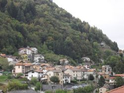 La frazione di Auvrascio fa parte del comune di Schignano, Lombardia - © Pifoyde - CC BY-SA 3.0, Wikipedia