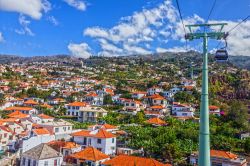 La funicolare di Funchal (Madeira) trasporta ogni giorno locali e turisti su e giù per le colline della città.