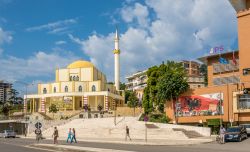La grande moschea di Durazzo, seconda città dell'Albania. Edificata sulle rovine di un'antica basilica medievale, la moschea di Fatih si affaccia sulla piazza principale della ...