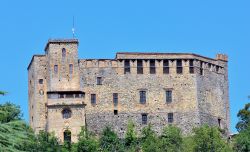 La imponente mole del castello medievale di Zavattarello in Lombardia, uno dei borghi dell'Oltrepò Pavese - © maudanros / Shutterstock.com