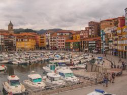 La marina e il centro di Deba, Paesi Baschi, Spagna