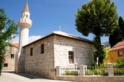 La moschea di Zupa nei pressi della città di Trebinje, Bosnia Erzegovina.  Il quartiere della cittadina vecchia risale al periodo ottomano del XVIII° secolo e comprende il celebre ...