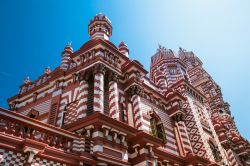 La moschea Jami-Ul-Alfar (o Red Masjid Mosque) nella città di Colombo, Sri Lanka. Costruita in stile architettonico indo-saraceno, è una delle moschee più antiche della ...