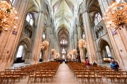 La navata della cattedrale di Bourges, Francia. E' considerata una delle chiese più belle del paese ed è celebre per le dimensioni eccezionali e per le vetrate che creano un ...