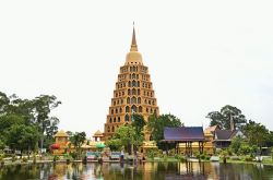 La pagoda buddista Wat Po Thong a Ang Thong, Thailandia - © dreamloveyou / Shutterstock.com