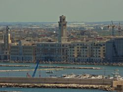 La passeggiata di Bari, Puglia, Italia. La città si affaccia sul Mare Adriatico e offre panorami mozzafiato.



