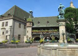 La Piazza della Vecchia Dogana di Colmar, Francia. L'Antica Dogana è un edificio storico risalente al 1480 che sorge nell'omonima piazza e rappresenta uno dei simboli emblematici ...