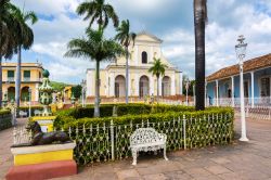 La piazza principale di Trinidad, Cuba, con la chiesa della Santa Trinità sullo sfondo. La città, fondata nel 1514 da Diego Velazquez, è una delle meglio conservate di tutti ...