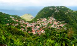 La piccola cittadina di Windwardside fra i monti dell'isola di Saba, Caraibi, con le case bianche dai tetti rossi.

