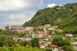 La piccola cittadina di Windwardside sull'isola di Saba, Caraibi, circondata dalla rigogliosa natura della foresta tropicale.
