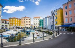 La pittoresca cittadina costiera di Muggia, Friuli Venezia Giulia. Una curiosità di questa località? In passato i cittadini hanno utilizzato le pietre del castello per costruire ...