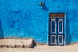 La porta blu in legno di una tipica abitazione nella città di Luxor, Egitto.
