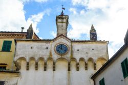 La porta di accesso al borgo storico di Scansano in Toscana.