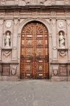 La porta lignea di ingresso alla cattedrale di Morelia, Messico - © arten / Shutterstock.com