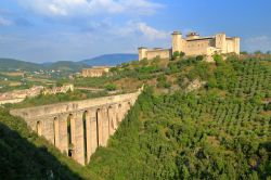 La profonda valle attraversata dall'acquedotto medievale Ponte delle Torri a Spoleto, Umbria. Lungo 230 metri, rappresenta il simbolo della città ed è la parte più spettacolare ...