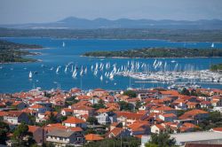 La regata Latinsko idro (Latin sail) durante la Festa di San Michele a Murter, in Croazia. - © Stjepan Tafra / Shutterstock.com