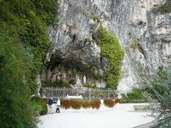 La ricostruzione della Grotta di Lourdes, realizzata tra le rocce calcaree di Mezzocorona - © Llorenzi / Wikimedia Commons