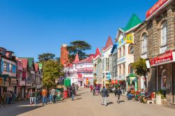 La Ridge Road nella città di Shimla, capitale dello stato dell'Himachal Pradesh, India. Questo ampio spazio aperto è il fulcro di tutte le attività culturali della cittadina ...