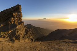 La salita al vulcano di Mount Meru in Tanzania. Sullo sfondo il Monte Kilimanjaro a circa 60 km di distanza