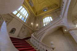 La scalinata centrale nel Palazzo Municipale di Tours, Francia - © Yapasphoto StefClement / Shutterstock.com