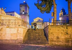La scalinata d'accesso a Piazza Plebiscito a Lanciano, sulla quale si affaccia sia il Municipio che la Basilica della Madonna del Ponte.