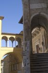 La scalinata di un vecchio edificio nel centro di Fermo (Marche) con un loggiato sullo sfondo.
