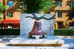 La scultura di un coniglio sulla campana  nel centro di Yerevan, Armenia. Siamo in una delle destinazione turistiche principali della città, il giardino delle statue di Cafesjian ...