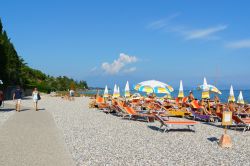 La spiaggia attrezzata sul Lago di Garda a Padenghe ...
