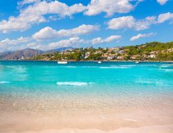 La spiaggia di Platja de Alcudia, isole Baleari, Spagna. E' uno dei maggiori centri residenziali e turistici dell'isola - © holbox / Shutterstock.com