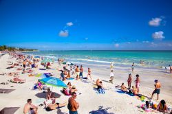 La spiaggia di Playacar in estate affollata di gente, Yucatan, Messico - © Aleksandar Todorovic / Shutterstock.com