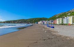 La spiaggia e gli hotel di San Giovanni di Medua, la località di Shengjin in Albania  - © OPIS Zagreb / Shutterstock.com