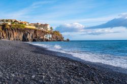 La spiaggia nera di Praia Formosa a Funchal, isola di Madeira