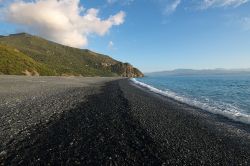 La grande spiaggia nera di Nonza in Corsica