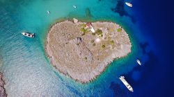 La spiaggia tropicale di Agia Marina, isola di Symi (Grecia): sembra avere la forma di un cuore.
