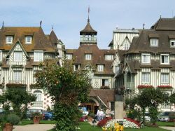 La splendida facciata dell'Hotel Normandy Barriere nel cuore di Deauville, Francia.
