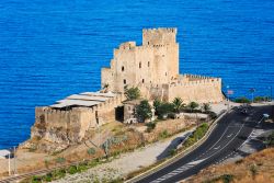 La statale Ionica SS 106 e il Castello di Pietra di Roseto Capo Spulico