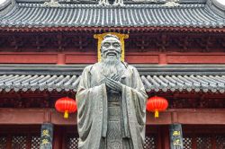 La statua di Confucio al Tempio di Nanchino, Cina - © aphotostory / Shutterstock.com