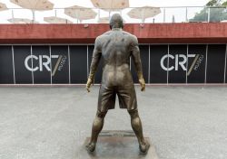 La statua di Cristiano Ronaldo all'ingresso del Museu CR7. Il calciatore del Real Madrid è nato a Funchal nel 1985 - foto © wjarek / Shutterstock.com