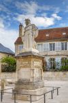 La statua di Jacques Coeur nel centro storico di Bourges, Francia. Argentiere di Carlo VII°, è stato un importante mercante francese.
