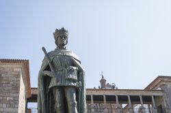 La statua di re Duarte, chiamato anche Edward, a Viseu, Portogallo. Edoardo di Aviz è stato l'undicesimo re del Portogallo e dell'Algarve e secondo signore di Ceuta. Nacque a ...