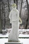 La statua di una donna in un parco innevato a Palanga, Lituania - © Donisgt / Shutterstock.com