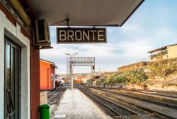 La stazione ferroviaria di Bronte, lungo la Circumetnea in Sicilia