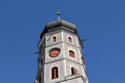 La storica Onion Tower della chiesa di San Lorenzo a Bludenz, Austria. Il campanile a bulbo di questo edificio religioso di rito cattolico è il simbolo della città. La sua costruzione ...